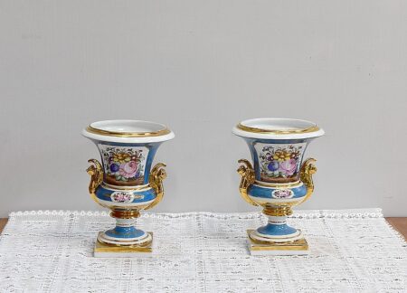 Paire de vases Médicis en porcelaine de Sèvres - XIXe